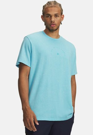 Lichtblauw T-shirt met korte mouwen, gemaakt van zachte katoen. Voorzien van een ronde halslijn en een subtiele logo-afbeelding op de borst.