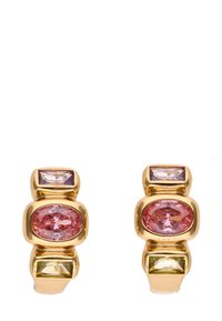 Boucles d'oreilles en or avec trois pierres précieuses serties en chaton chacune : pierres rectangulaires violettes, ovales roses et rectangulaires jaunes disposées verticalement.