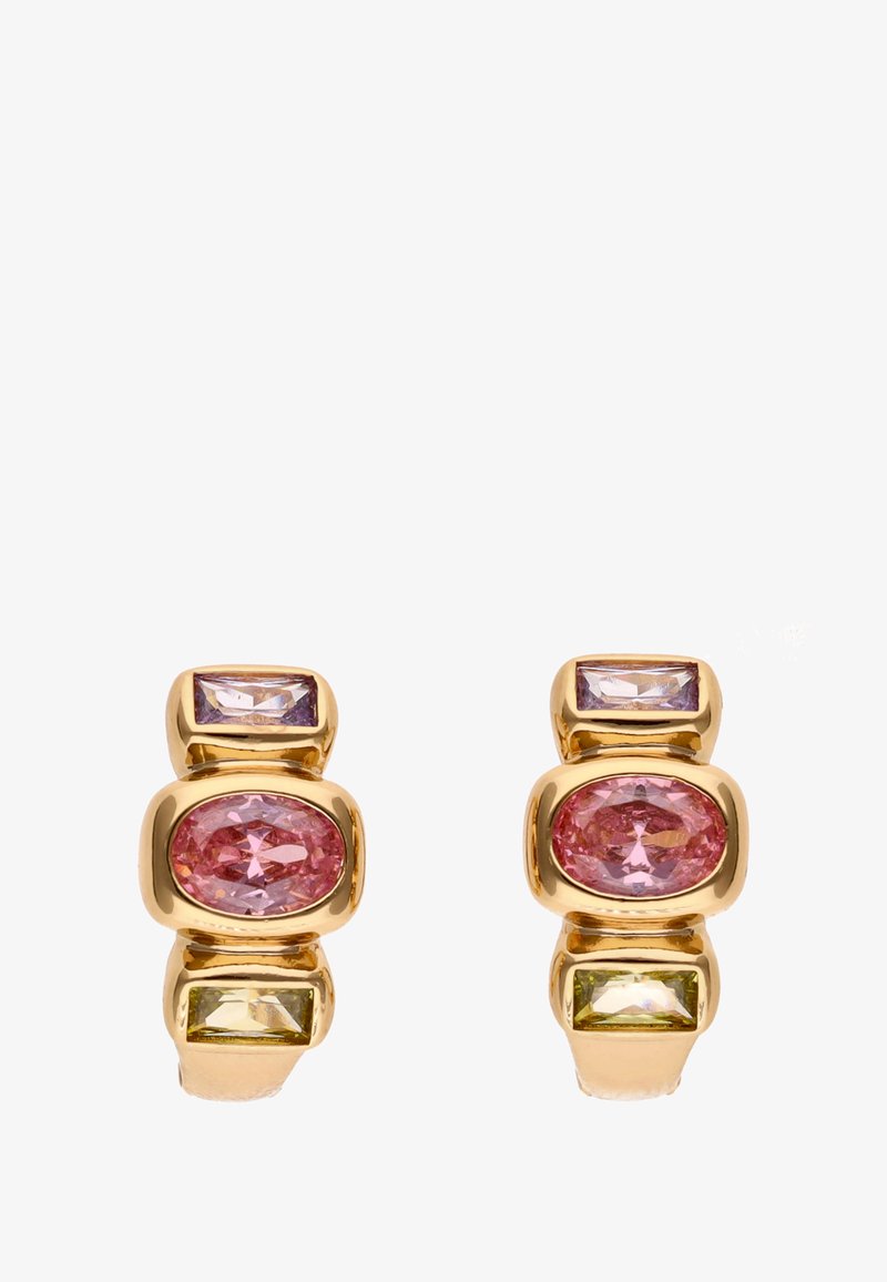 Pendientes de oro con tres gemas engastadas en bisel: una piedra rectangular morada, una ovalada rosa y una rectangular amarilla, dispuestas en vertical.