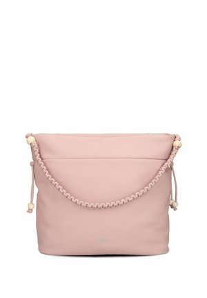 Borsa rosa morbida con tracolla intrecciata e dettagli in perline di legno alle estremità, con un logo discreto nella parte inferiore centrale.