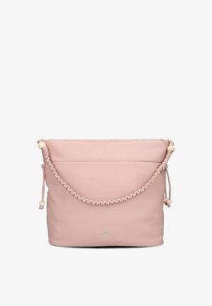 Borsa rosa morbida con tracolla intrecciata e dettagli in perline di legno alle estremità, con un logo discreto nella parte inferiore centrale.