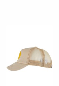 Beige kasket med en buet skygge, med en gul broderet lap og mesh-bag for ventilation. Blødt stof med teksturerede detaljer.