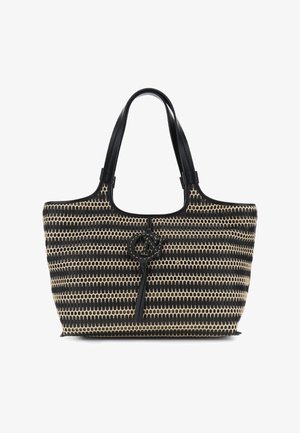 Stor tote bag lavet af vævet sort og beige materiale, der har et tekstureret mønster og et fremtrædende logo i sort på forsiden.
