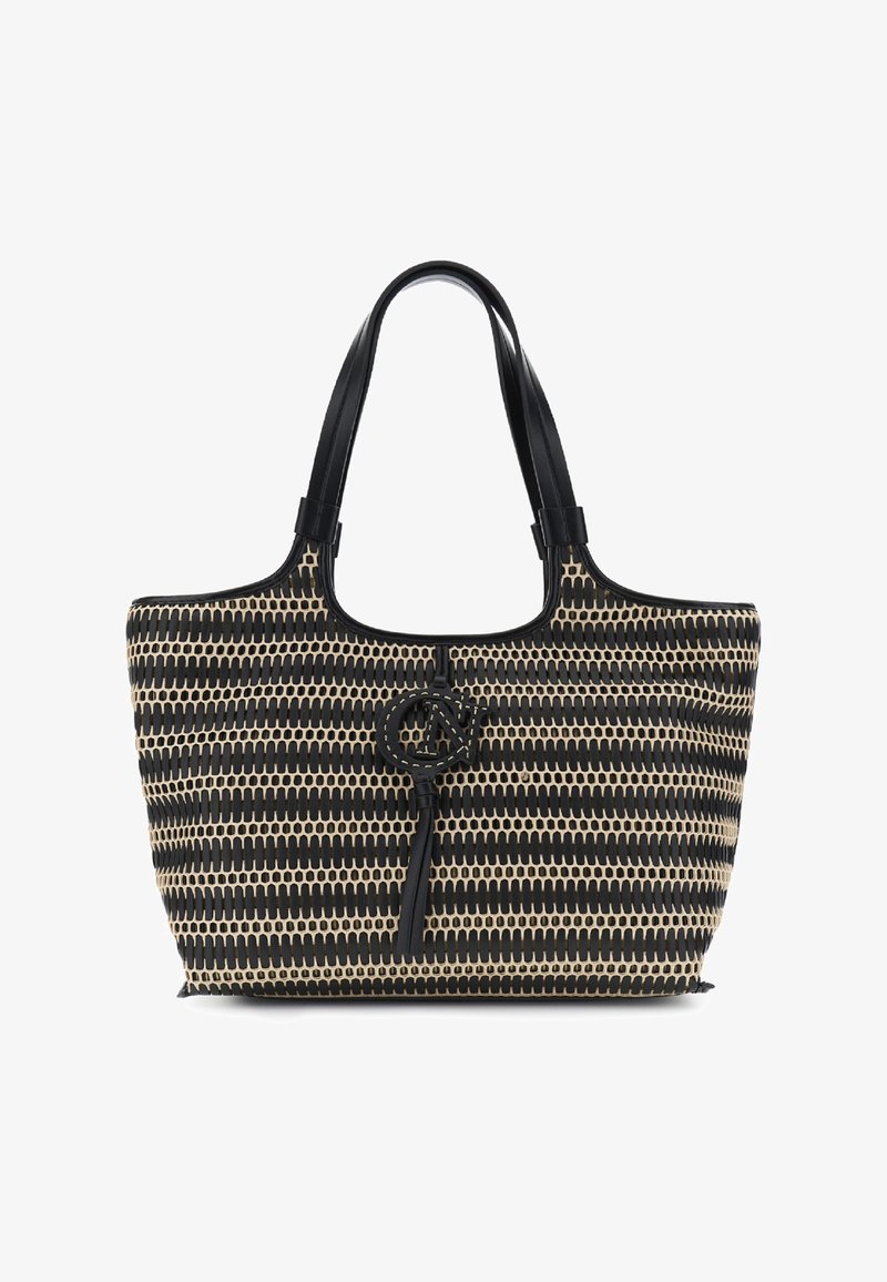 Suuri kassi, joka on valmistettu kudotusta mustasta ja beige värisestä materiaalista, jossa on teksturoitu kuvio ja näkyvä musta logo edessä.