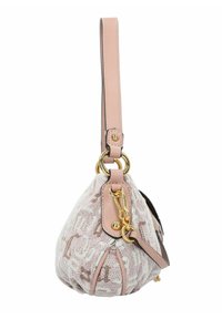 Borsa in tessuto rosa intrecciato dalla forma arrotondata, caratterizzata da accessori in oro, una tracolla singola e una texture tessile con motivi delicati.