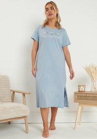 Vaaleansininen lyhythihainen yömekko, jossa on pyöreä pääntie, kukkakirjontaa ja sivuhalkio, joka helpottaa liikkuvuutta. Pehmeä kankaan rakenne.