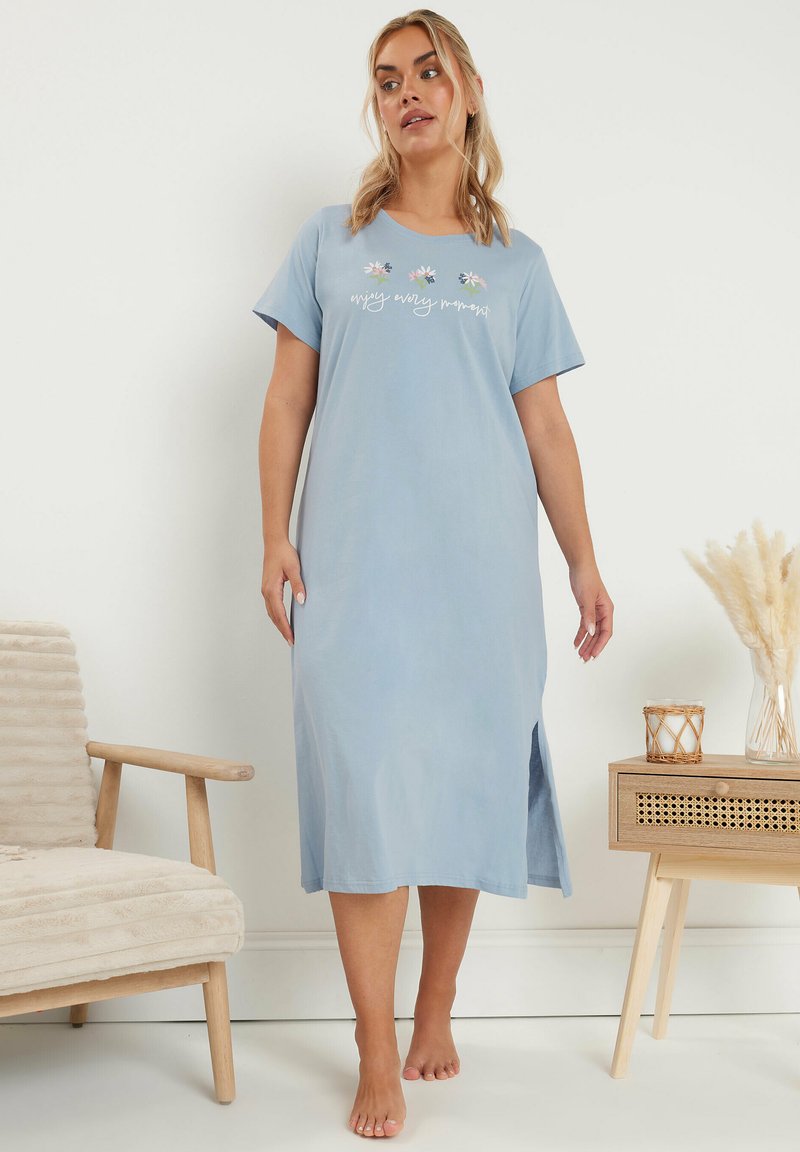 Vaaleansininen lyhythihainen yömekko, jossa on pyöreä pääntie, kukkakirjontaa ja sivuhalkio, joka helpottaa liikkuvuutta. Pehmeä kankaan rakenne.