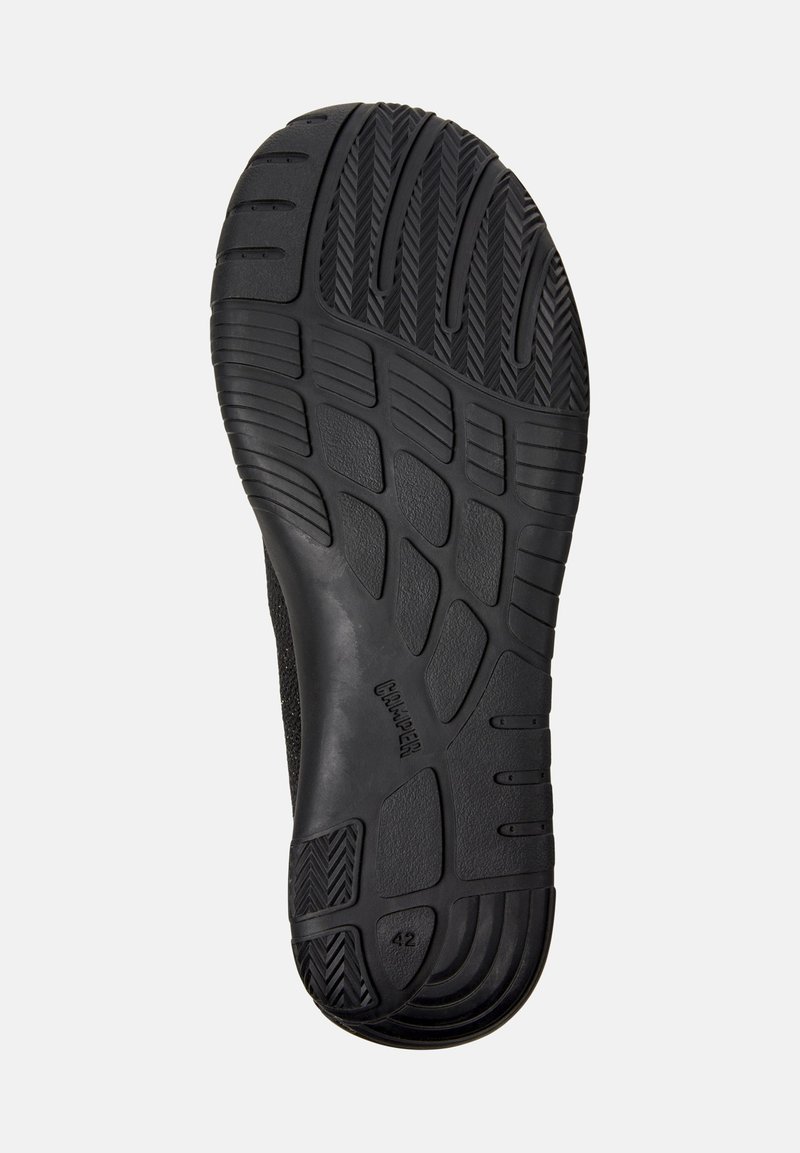 Svart skosula med strukturerade greppmönster och storleksetikett '42', utformad för dragkraft och stabilitet.