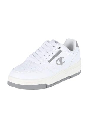 Sneaker bianca low-top con suola grigia, lacci bianchi, fori di ventilazione e logo grigio sul lato e sulla linguetta.