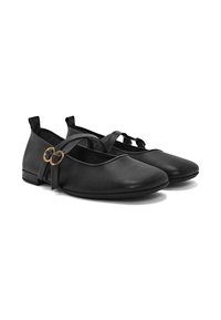 Ballerine in pelle nera con punta arrotondata, design a strisce incrociate e dettagli circolari dorati. Suola piatta e texture liscia.