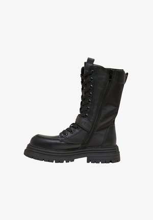 Musta taistelutyyppinen nilkkuri, jossa on kuvioitu nahkainen päälliosa, korkea varsi, nauhakiinnitys edessä, sivuvetoketju ja paksu kuminahkapohja. Varustettu logovyöllä.