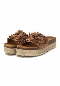 Sandalias de plataforma de ante marrón con adornos de flores, acento de yute y suela de goma texturizada, diseño de punta abierta y dos tiras anchas.