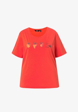 Jasno pomarańczowa koszulka z krótkim rękawem z trzema truskawkami w różnych etapach gryzienia oraz tekstem "bite into bliss" na przodzie.