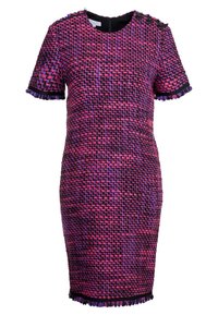 Kraťasy rukávové šaty vyrobené z texturované tkaniny s jasně růžovým a purpurovým vzorem, s černým lemem a ozdobnými knoflíky na ramenech.