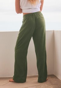 Next BLEND WIDE LEG PETITE - Auduma bikses - khaki green