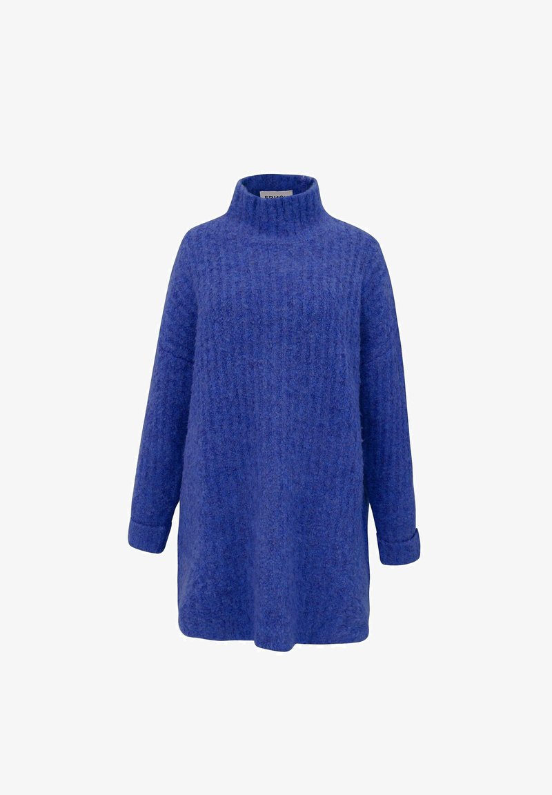 Pull en tricot bleu à manches longues avec col montant et texture côtelée, coupe ample et poignets repliés sur les manches.