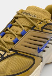 Nike Sportswear AIR PEGASUS WAVE UNISEX - Treniņu apavi - ochre/racer blue/coconut milk/black