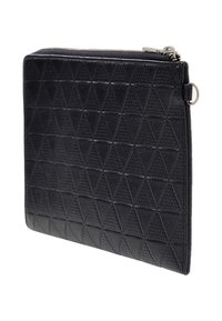 Czarna prostokątna kopertówka z pikowanym trójkątnym wzorem, zamkiem błyskawicznym i metalowym pierścieniem z boku.