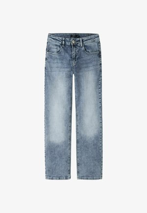 Gaiši zilas izbalējušas taisnas bikses ar priekšējo pogu, rāvējslēdzēju, jostas cilpām un piecām kabatām, izklātas uz baltas virsmas.