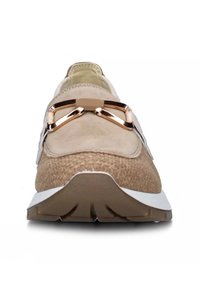 Sneaker slip-on in suede beige con dettagli intrecciati, suola intermedia bianca e particolare in oro sul davanti. Suola in gomma piatta per una buona aderenza.
