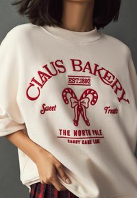 Next CHRISTMAS FRONT GRAPHIC CLAUS BAKERY - Sportinis megztinis - red ecru