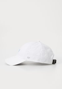 Hvit baseball caps med perforert tekstur på sidene, flat skjerm, justerbar bakre stropp, og en liten grå logo på fronten.