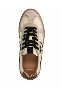 Der Sneaker verfügt über ein beiges Obermaterial aus Wildleder und Leder, schwarze Schnürsenkel, eine braune Gummisohle und ein goldenes Logo auf der Innensohle.