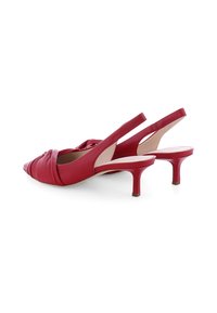 Rote Leder Slingback-Absätze mit spitzem Zeh, sanften Falten an der Vorderseite und einem schmalen, kurzen Absatz. Glatte Textur, minimalistisches Design.