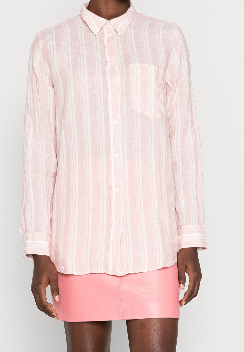 Helles, rosa gestreiftes Langarmhemd mit Button-Down-Kragen, das eine Brusttasche und einen leicht strukturierten Stoff aufweist.