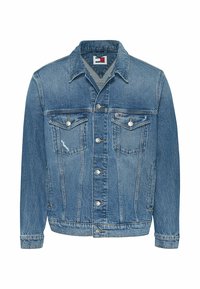 Chaqueta de mezclilla con un lavado en azul claro, cuello puntiagudo, dos bolsillos en el pecho, herrajes plateados y un sutil desgaste en la tela.