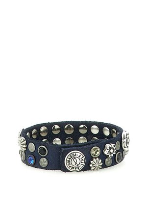 Braccialetto in suede blu scuro decorato con borchie argento, ciondoli metallici floreali e piccole gemme nere e blu.