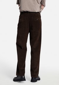 Redefined Rebel JOHN COMFORT FIT - Bukse - demitasse