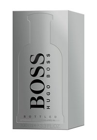 Emballage rectangulaire argenté avec une forme de bouteille en relief. Le texte noir en gras indique "BOSS HUGO BOSS BOTTLED." Contient 100 ml de lotion après-rasage.