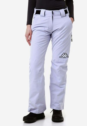 Pantaloni da sci di colore viola chiaro con cintura nera, tasche cargo e un logo bianco sulla parte inferiore della gamba. Il tessuto sembra liscio e resistente all'acqua.