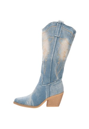 Leren cowboylaarzen in lichtblauw met een spitse neus, textuur op de bovenkant en decoratieve gouden stiksels. Licht gebogen houten hak.