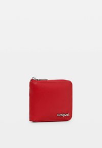 Rode portemonnee met ritssluiting, gemaakt van glad materiaal. Bevat een zilveren logo "Desigual." aan de voorkant, compact rechthoekig van vorm en een strak ontwerp.
