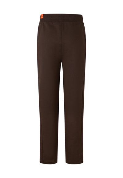 Brune atletiske bukser med en glat overflade, tapered ben-design og et orange mærke på taljen. Ingen synlige lommer eller mønstre.