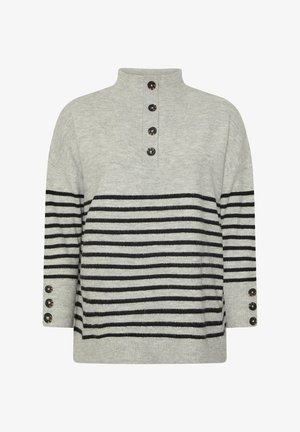 Grå sweater med høj hals, sorte vandrette striber, fire knapstolper og knapdetaljer på ærmerne. Blød striktekstur.