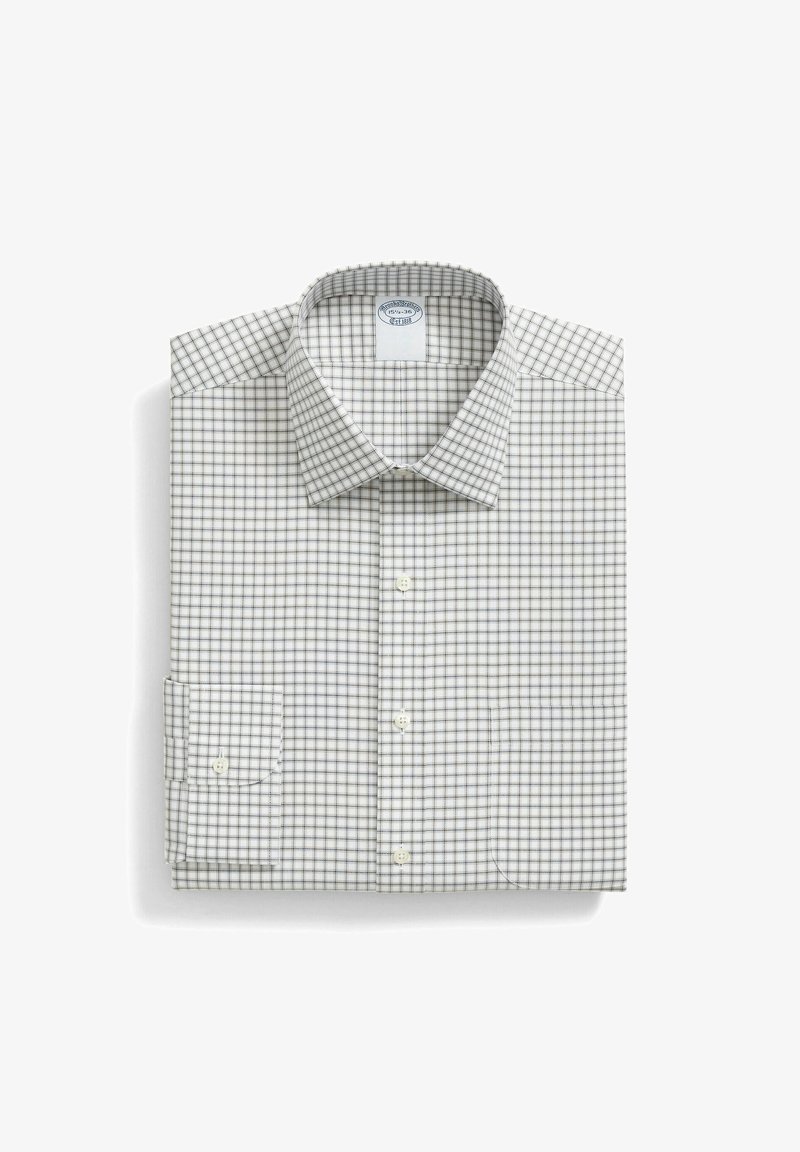 Witte overhemdd met een klein ruitpatroon in grijs en marineblauw. Met kraag, lange mouwen en knoopmanchetten, keurig gevouwen.