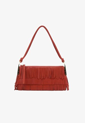 Borsa in pelle rossa con design frangiato, chiusura con zip e tracolla. La borsa presenta una texture liscia e accenti metallici in contrasto.