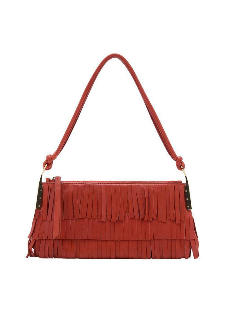 Sac en cuir rouge avec un design à franges, fermeture éclair et une bandoulière. Le sac a une texture lisse et des accents en métal contrastants.