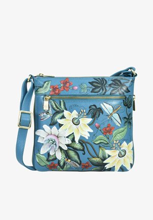 Blaue Leder-Umhängetasche mit floralen Designs in Gelb, Weiß und Rot, einem Reißverschluss-Frontfach und einem verstellbaren Trageriemen.