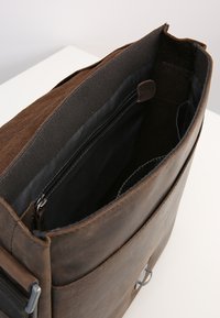 Strellson RICHMOND - Umhängetasche - dark brown