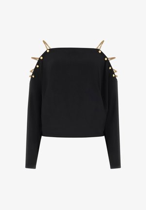 Crop top noir à manches longues avec découpes aux épaules dénudées, orné de bretelles chaîne dorées et d'accents cloutés dorés sur les épaules.