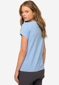 Maglietta a maniche corte azzurro chiaro in morbido cotone misto, con collo rotondo e vestibilità comoda. Tessuto liscio con dettagli di cucitura discreti.