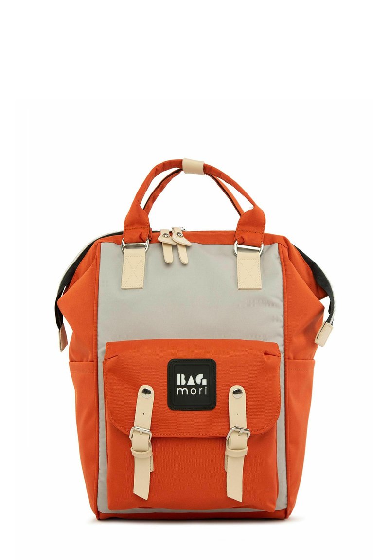 Sac à dos orange et gris avec deux poignées supérieures, fermeture éclair, poche avant avec rabats à boucle et patch logo noir. Présente un tissu texturé.