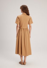 adL SHORT SLEEVES - Abito a camicia - camel