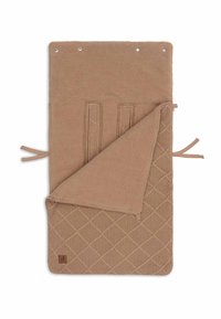 Bruine textielmat met een gestructureerd patroon. Heeft een gladde kant en een ruitvormig breipatroon, vastgezet met touwen en drukknoopjes.
