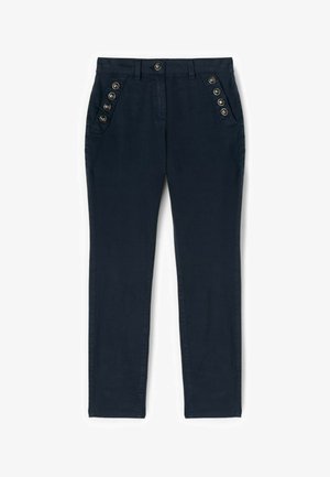 Navyblauwe broek met taps toelopende pijpen, twee voorzakken met elk vijf decoratieve metalen knopen, en een sluiting met knoop en rits.
