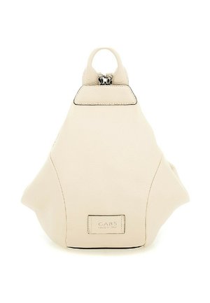 Zaino in pelle beige con una forma strutturata, manico superiore e bordi neri. Presenta una cerniera argentata e un'etichetta con il marchio nella parte inferiore.